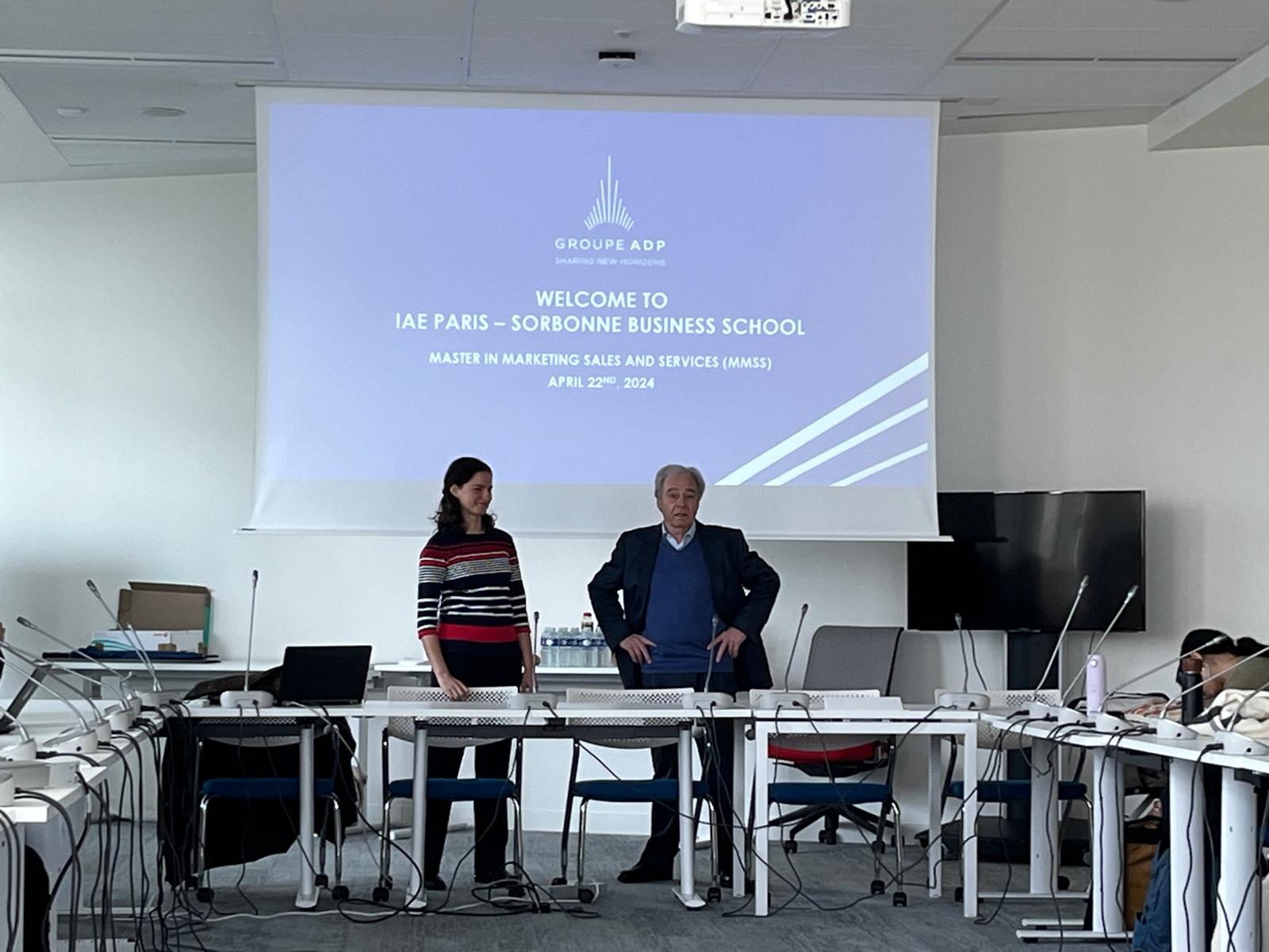 Jean-Pierre HELFER in front of a slide of the IAE Paris-Sorbonne and the Aéroport de Paris group
