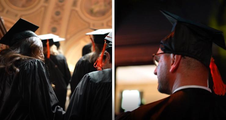 Diplômés avec leur chapeau qui montent sur scène