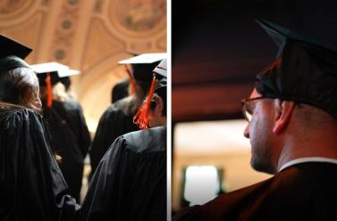 Diplômés avec leur chapeau qui montent sur scène