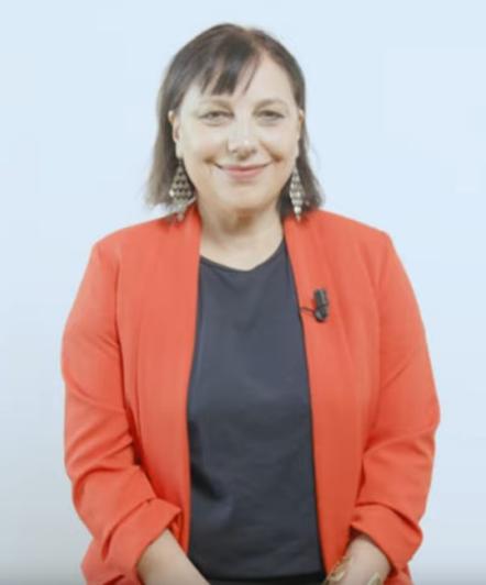 Maria MERCANTI-GUERIN avec une veste rouge