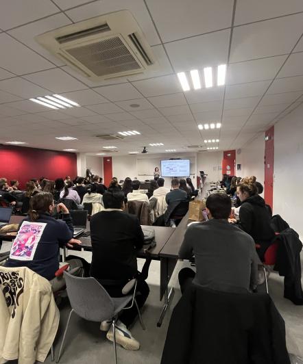 étudiants de dos dans une salle