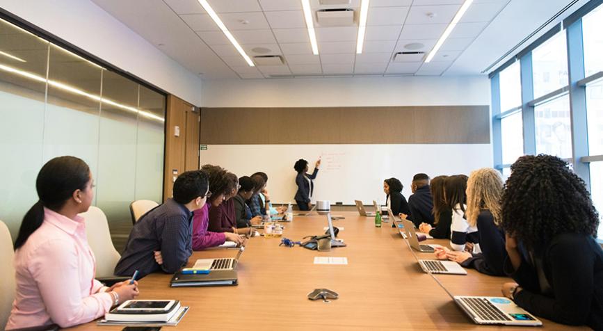 personnes assises autour d'une table dans un open space