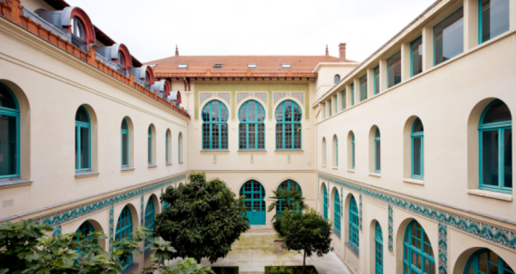 Photo d'une villa blanche aux fenêtres verte